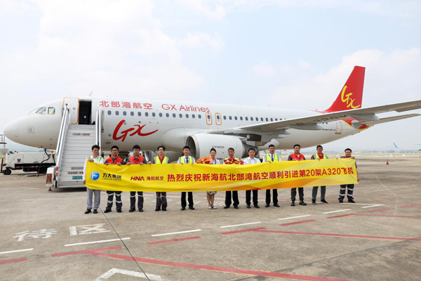 北部湾航空安全总监王建桥与机组成员合影。杨世夫摄