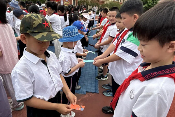 梧州市新兴小学四、五年级学子向一年级学弟学妹赠送书签、结对共读，传递书香与阅读习惯。