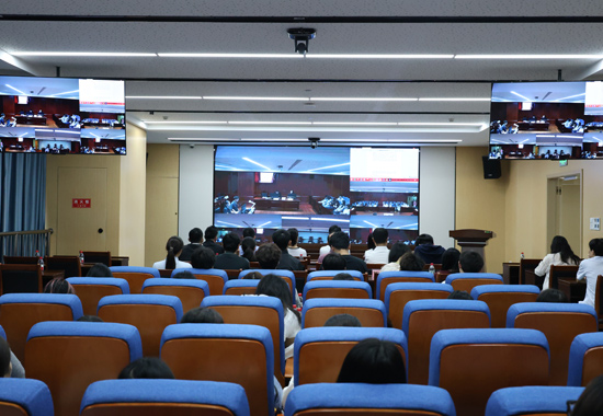 广西民族大学、桂林电子科技大学南宁研究院的在校大学生走进庭审现场，零距离观摩真实案件庭审全过程。何正君摄