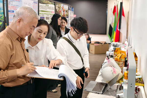 团队向专家评委展示《智慧农业多维感知精准决策系统——智联菌房，蘑力生长》项目硬件。广西交通职业技术学院供图