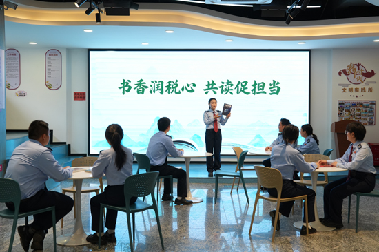 活动现场，税务干部分享自己的读书心得。任斯林摄