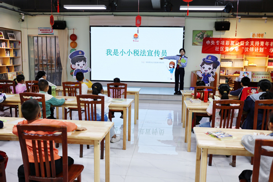 荔浦市税务局携手团委“伙伴计划”,共同走进图书馆开启“税收第一课”。李妮媚摄
