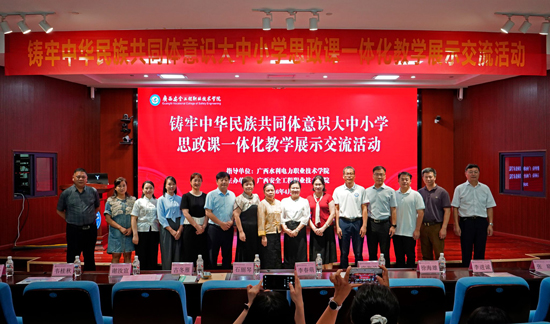 参加活动的领导、嘉宾合影。崔康辉摄