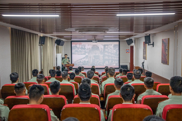 红色讲解员为新入团官兵进行授课。