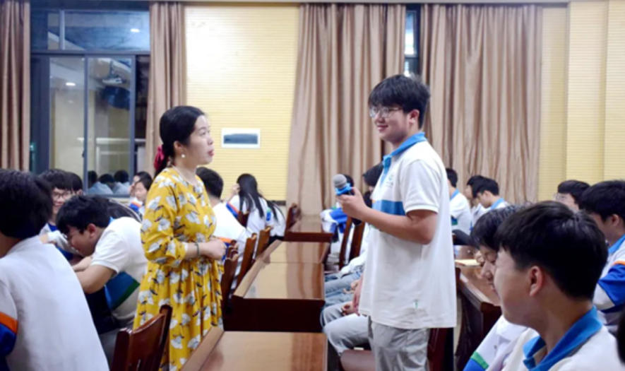 广西物资学校团委举办2026年春学期第六期润物思政课