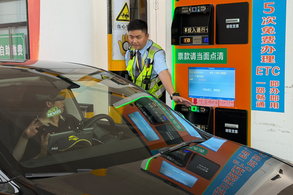 为司乘提供路线咨询。黄芪津摄