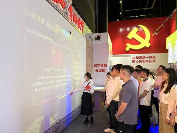 团员青年体验智慧党建云平台。