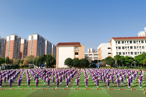 八步区城东实验小学的学生在大课间跳起多彩团圆操。