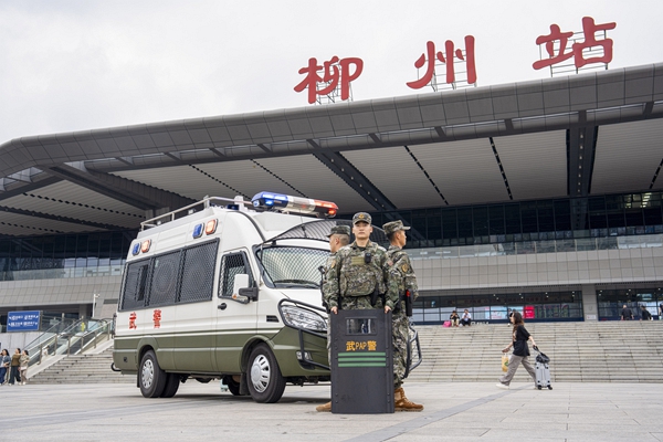 武警官兵在站前广场定点警戒。