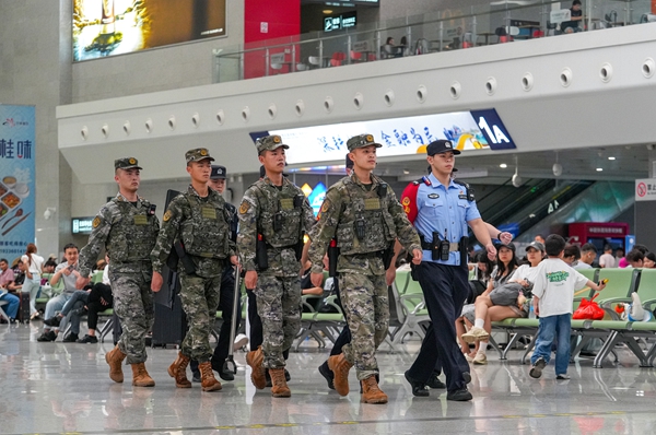 武警官兵与驻地公安部门开展联勤武装巡逻。