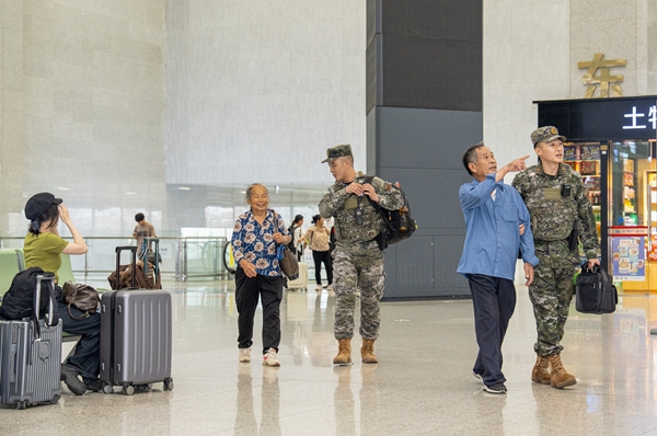 武警官兵为旅客提供帮助。