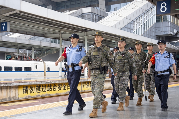 武警官兵与驻地公安部门在站台开展联勤武装巡逻。