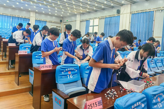 参赛选手在拼接原子模型。赵孟艳摄