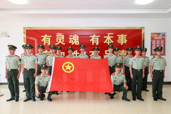官兵和中国共产主义青年团团旗合影。