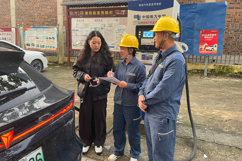 陆川供电局组织人员对电动汽车充电桩开展体检,全力满足群众“五一”自驾出行充电需求。朱艳莹摄