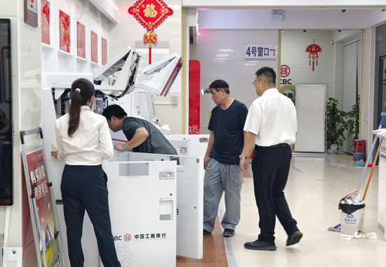 工行钦州分行连夜检修设备、整理被浸泡资料。中国工商银行钦州市分行供图