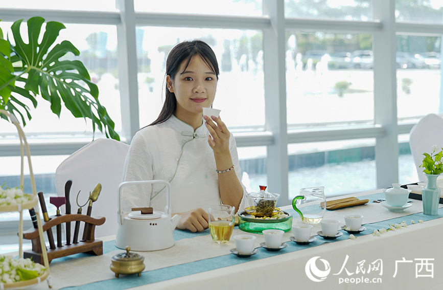 茉莉花茶品尝。人民网 梁章晖摄