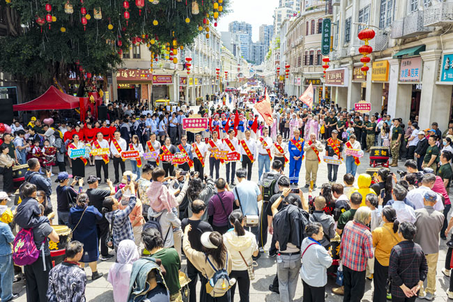 活动现场人山人海