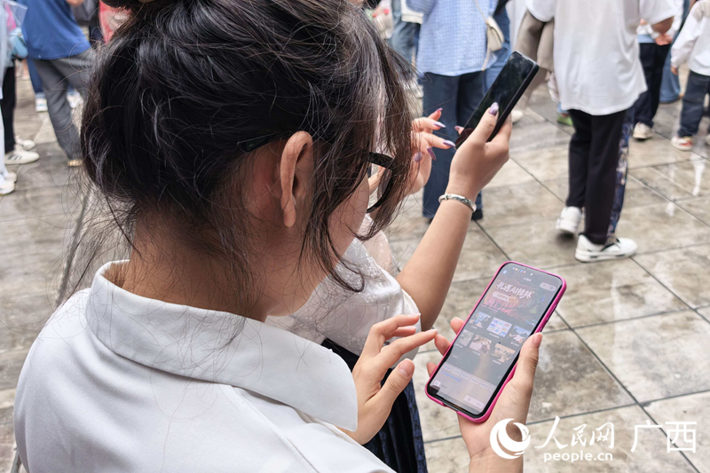 游客体验“AI桂林”。人民网 庞惠文摄