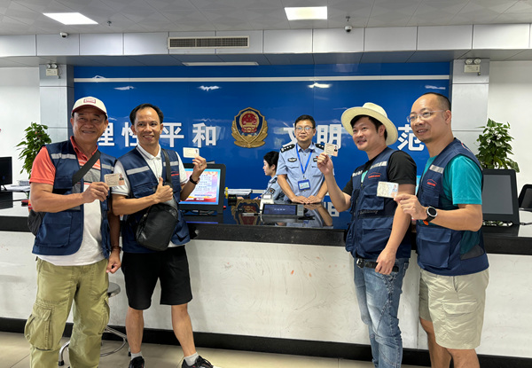 为多名自驾游客专窗办理车驾管业务。防城港市公安局供图