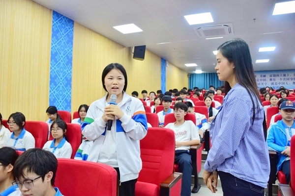 學生積極參與互動。廣西物資學校供圖