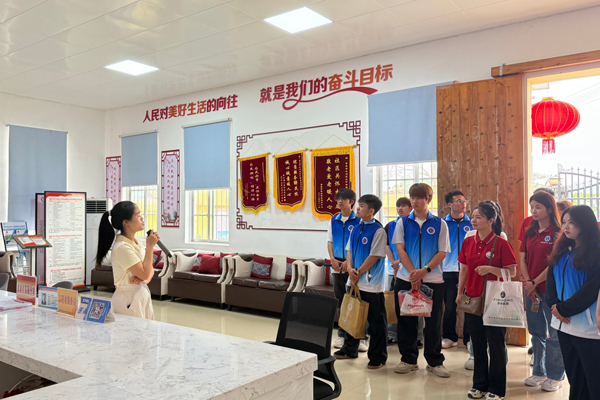 研学队伍走进崇左市江州区壶兴社区。广西交通职业技术学院供图