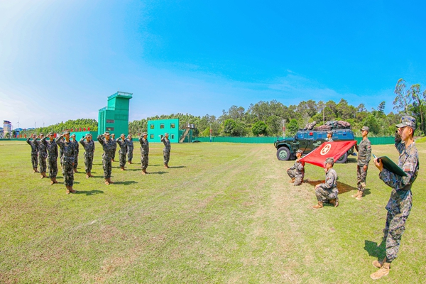 武警官兵面向團旗庄嚴宣誓。
