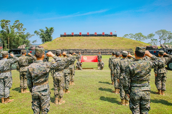 武警官兵面向團旗庄嚴宣誓。