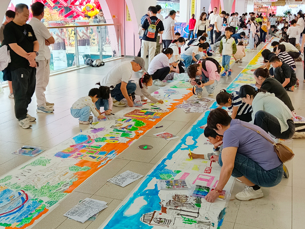 “行走的岭南美学课堂”亲子百米长卷美育活动现场。梧州市文广体旅局供图