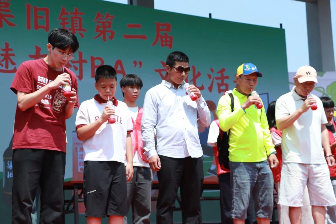 活动现场举办喝西瓜汁比赛。扶绥县融媒体中心供图