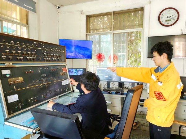 假期期间庙头站车站值班员和助理值班员严格执行接发列车工作标准（陈晨 摄）.jpg