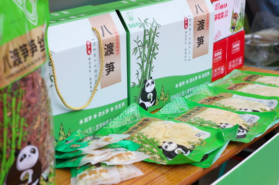 現場展示田林特產。趙文朝攝