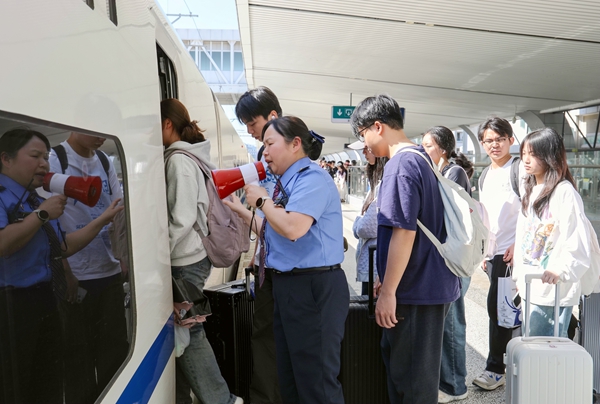 桂林車站工作人員在站台組織旅客乘降。鄭長賢攝