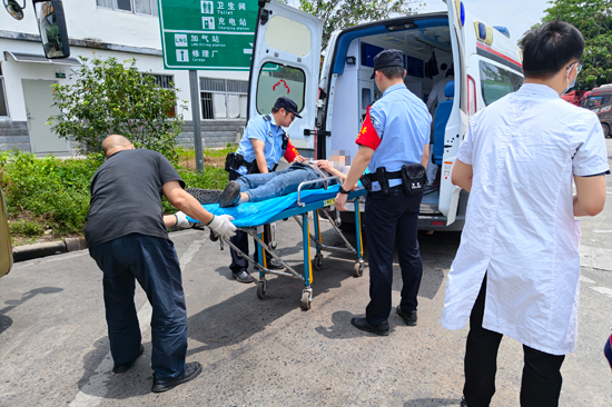 緊急救助突發疾病乘客。梁俊海攝