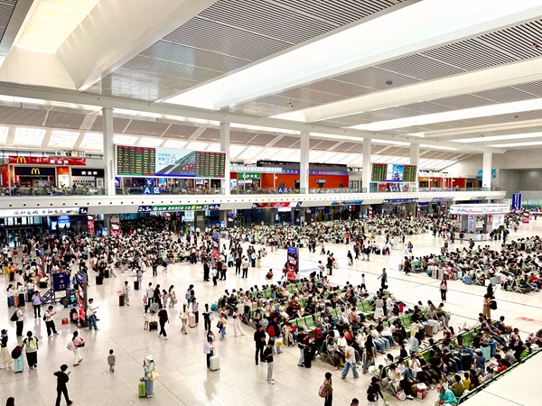 柳州站旅客有序候车。宋斯丽摄