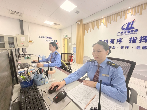 钦州东站综控员郭妮盯控作业。刘青摄