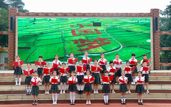 防城港市桃源小学播音主持班朗诵《我爱的中国》。