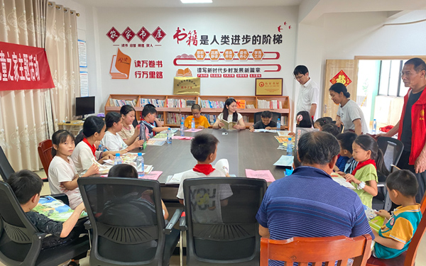 光坡镇栏冲村农家书屋开展“清风润童心·民族团结情”“三月三”主题阅读活动。