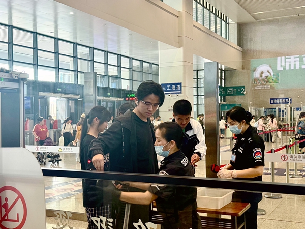 柳州站旅客有序进站。宋斯丽摄