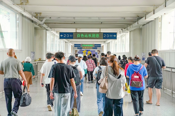 旅客在百色站有序出行。秦塬棋摄