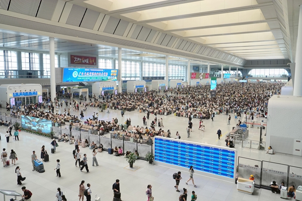 旅客在南宁东站有序出行。吕松洋摄