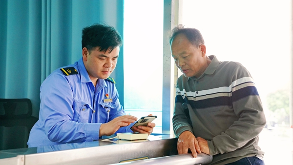 全州南站客运值班员为旅客提供服务。卢穗萍摄