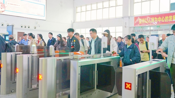 全州南站旅客有序检票乘车。卢穗萍摄