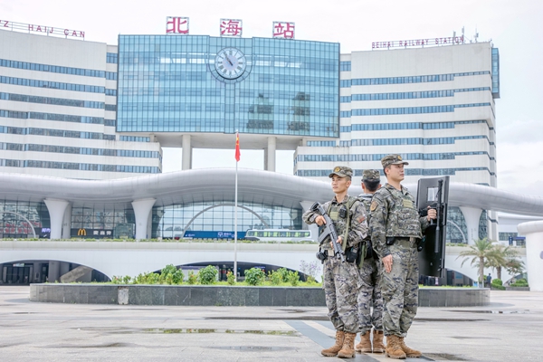 武警官兵在高鐵站進行定點警戒。