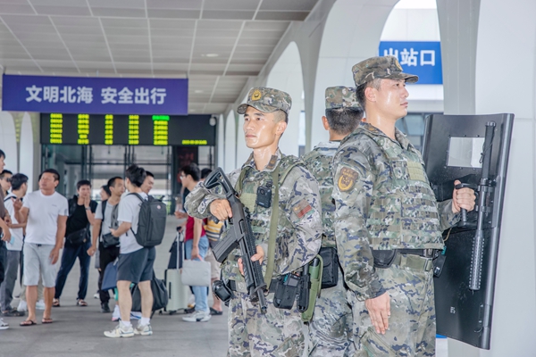 武警官兵在高鐵站進行定點警戒。