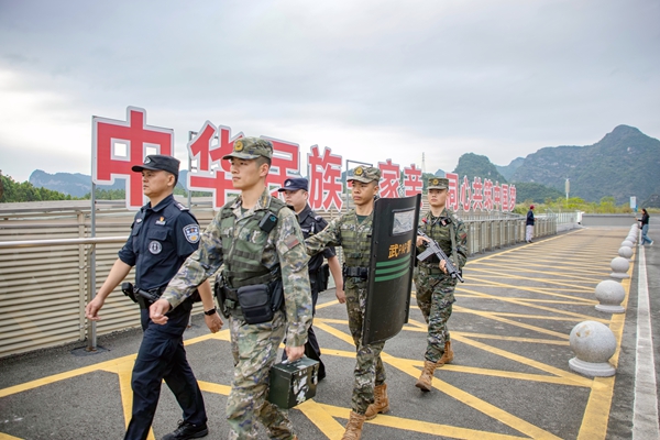 武警官兵與公安干警在高鐵站進行聯勤巡邏。