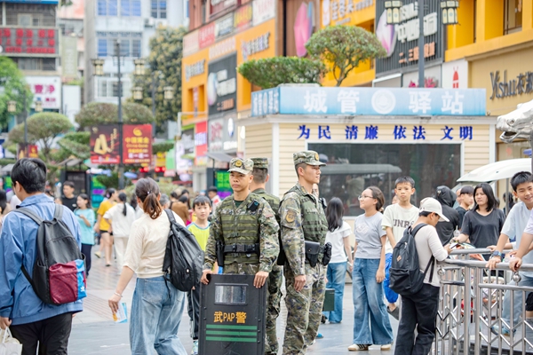武警官兵在商業街進行定點警戒。
