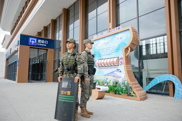 武警官兵在高鐵站進行定點警戒。