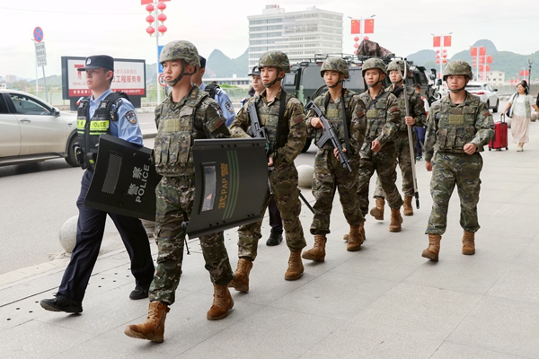 武警广西总队贺州支队官兵坚守执勤一线，守护群众假期安全。