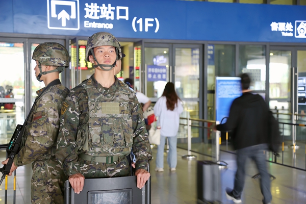 武警广西总队贺州支队官兵坚守执勤一线，守护群众假期安全。